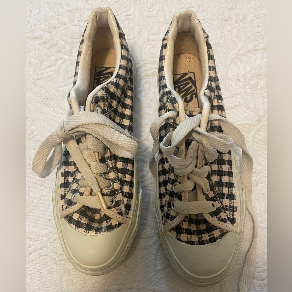 Ben's size 6 tennis shoes